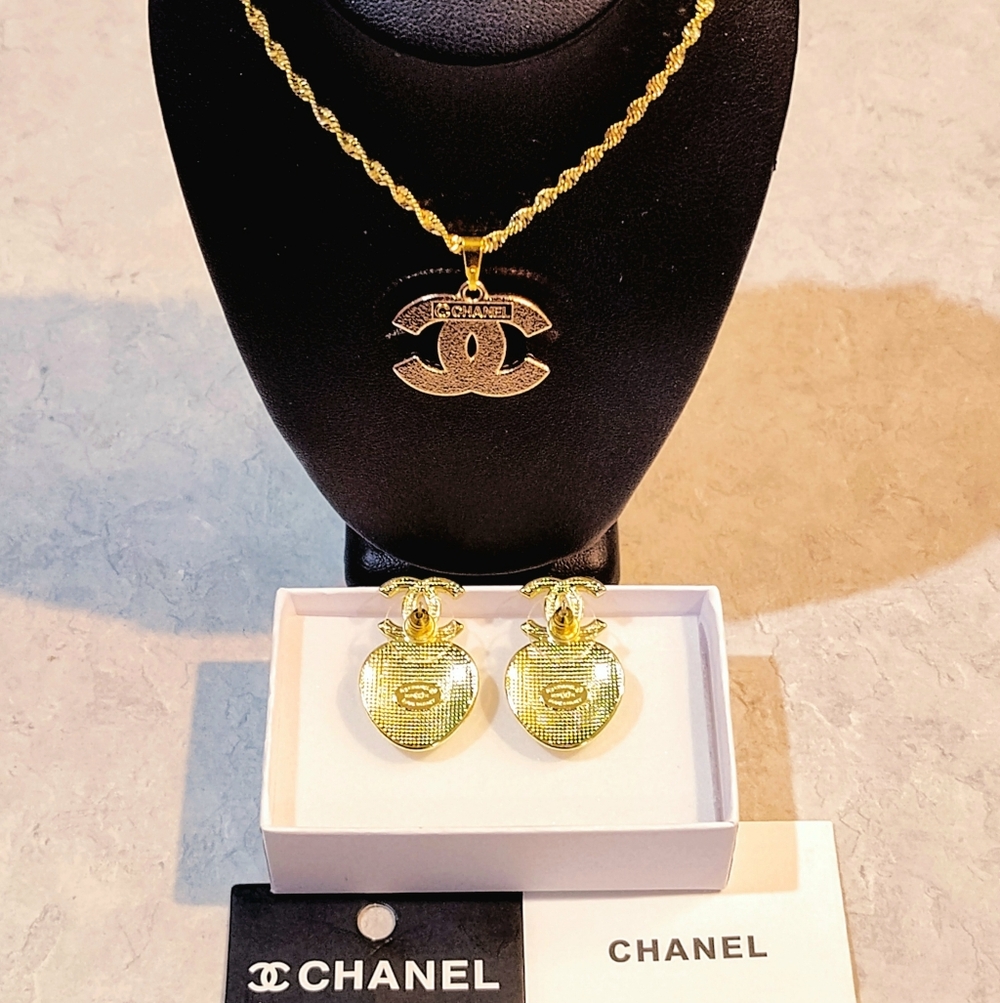 CHANEL CC GOLD-PLATED PENDANT ON NECKLACE & CHANEL CC HEART EARRINGS FAUX PEARLS - Picture 12 of 16